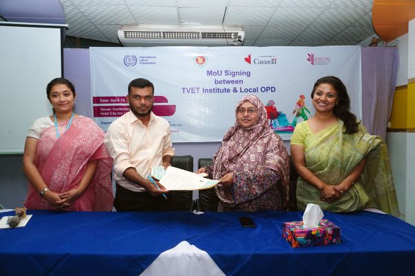 A moment from the MoU signing between Bandhab Protibondhi Songstha and Khulna Mohila Polytechnic Institute.