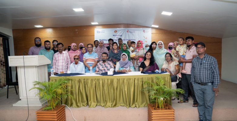 Group photo of guests, participants, and organizers.