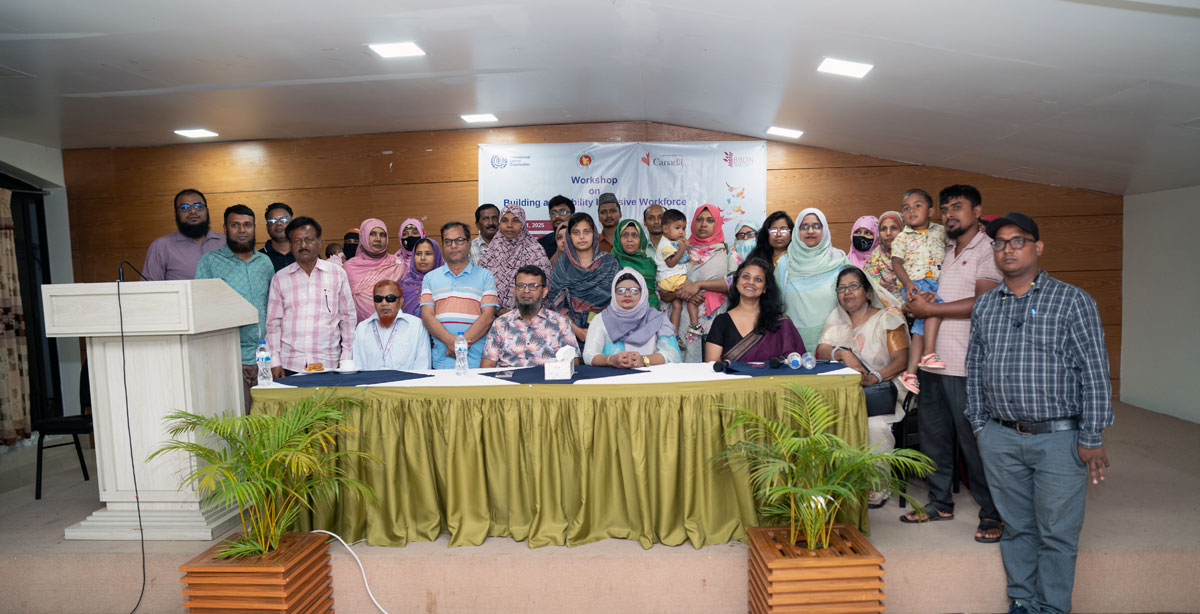 Group photo of guests, participants, and organizers.