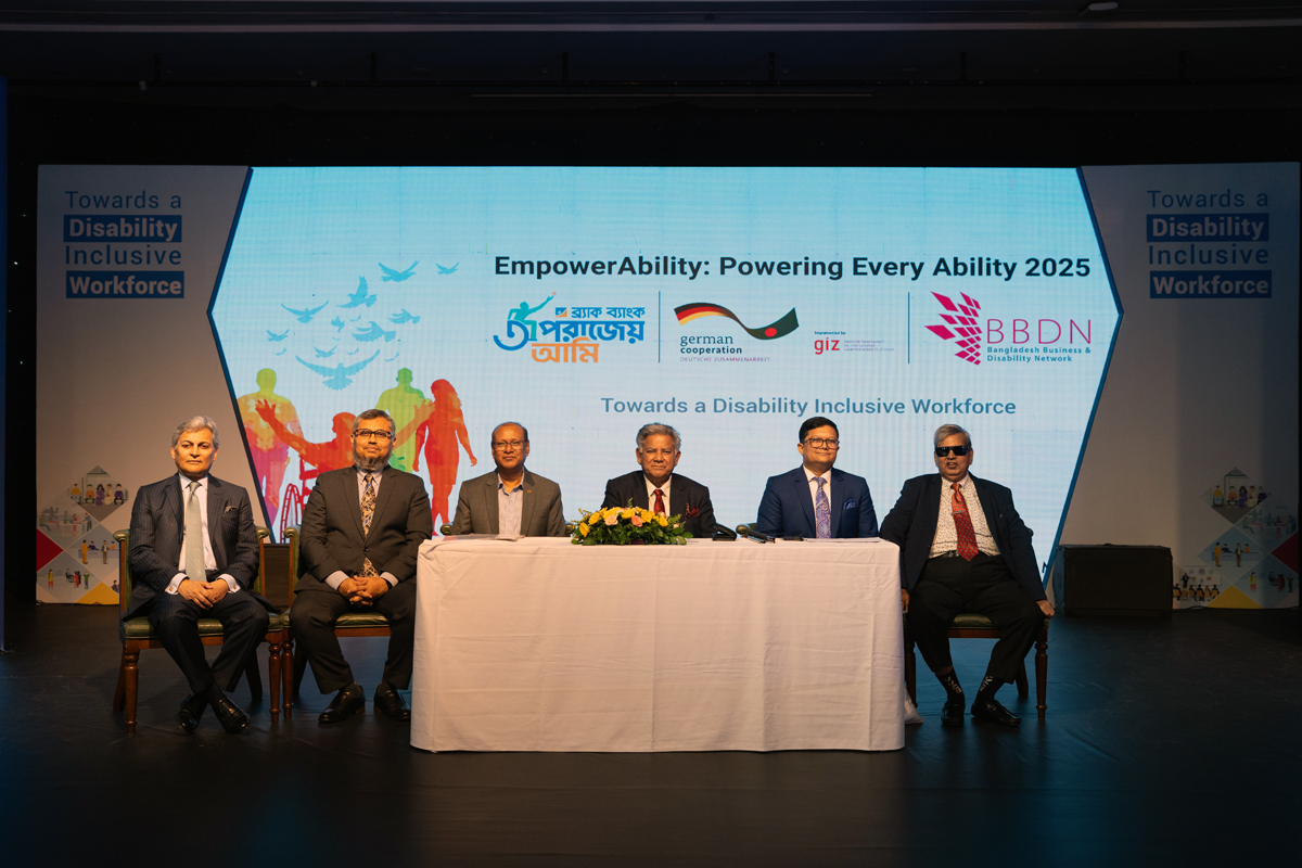 Group photo of the chief guest and special guests.
