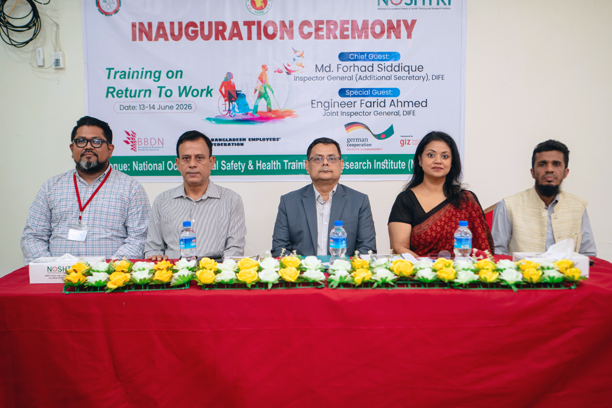 Group photo of guests of inauguration ceremony.