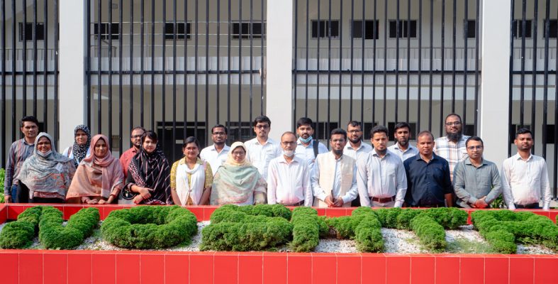 Group photo of trainers and participants.